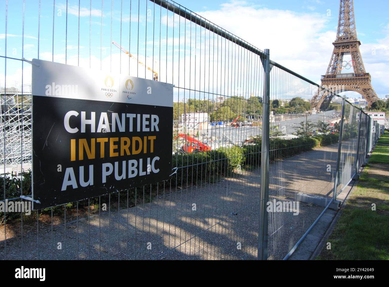 Paris, France - 12 septembre 2024 : la célèbre Tour Eiffel avec les anneaux olympiques après les Jeux Olympiques de Paris 2024. Banque D'Images