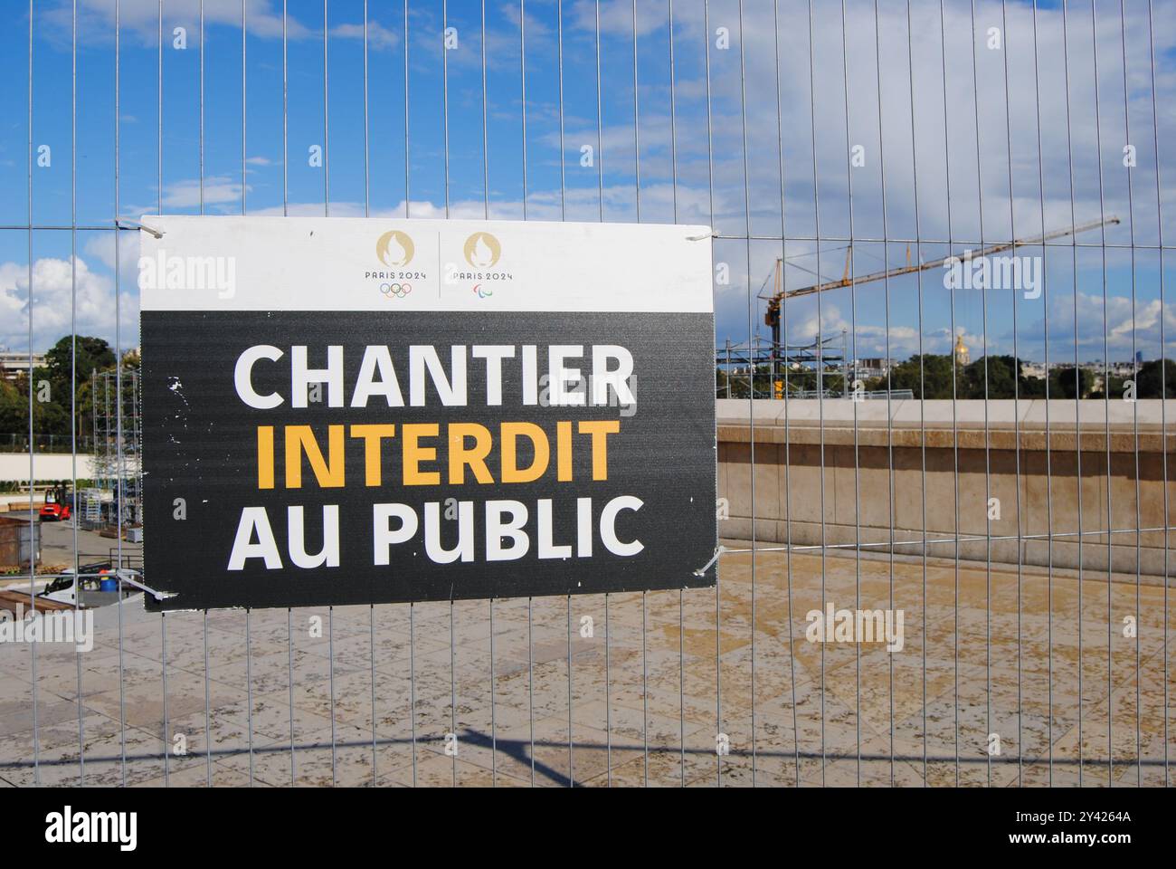 Paris, France - 12 septembre 2024 : la célèbre Tour Eiffel avec les anneaux olympiques après les Jeux Olympiques de Paris 2024. Banque D'Images