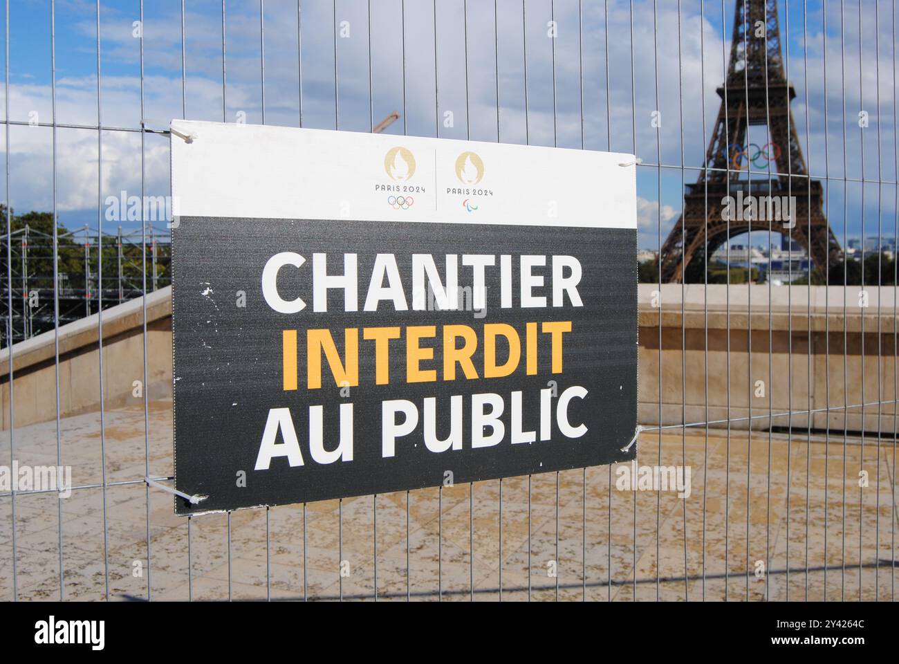 Paris, France - 12 septembre 2024 : la célèbre Tour Eiffel avec les anneaux olympiques après les Jeux Olympiques de Paris 2024. Banque D'Images