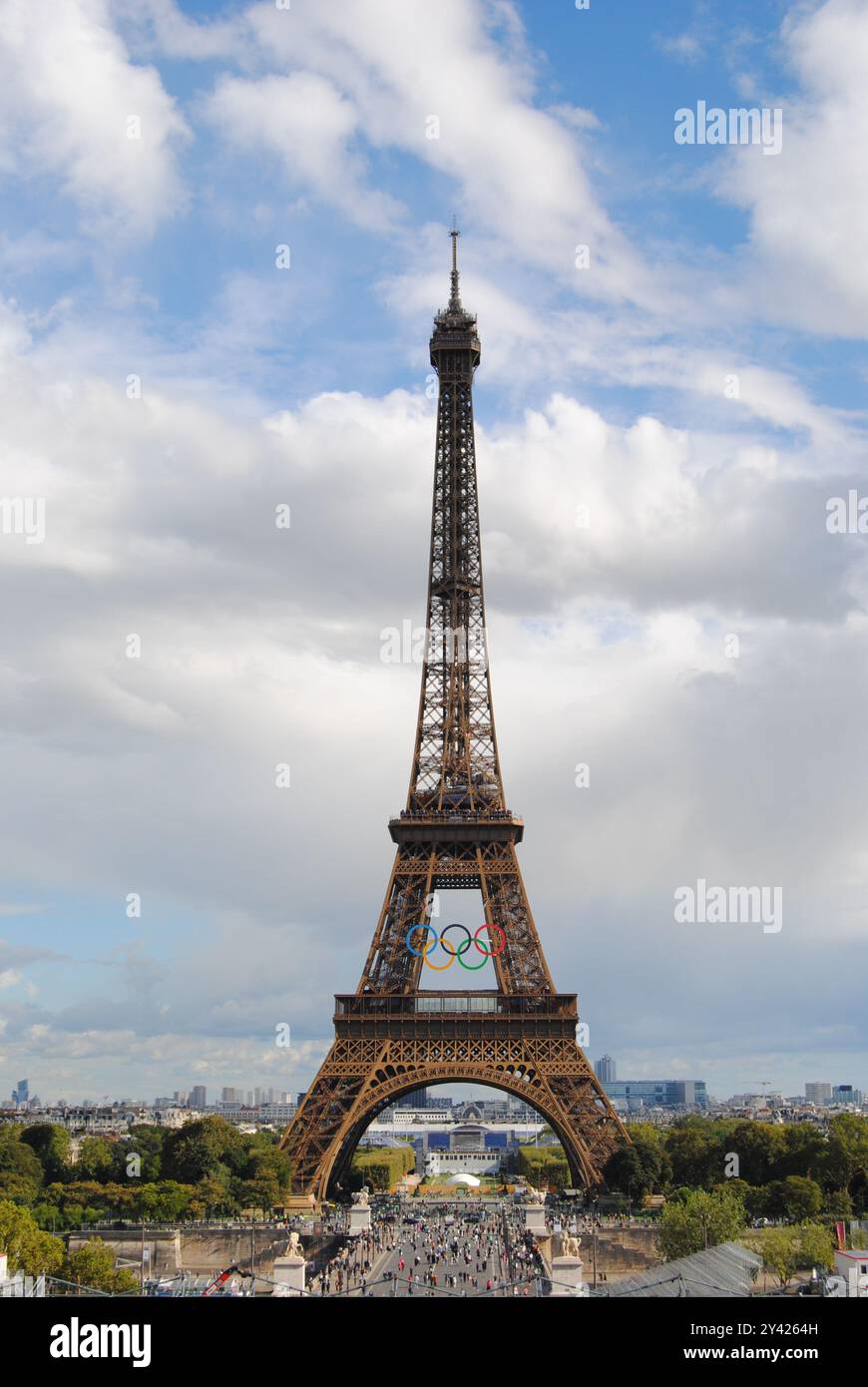 Paris, France - 12 septembre 2024 : la célèbre Tour Eiffel avec les anneaux olympiques après les Jeux Olympiques de Paris 2024. Banque D'Images