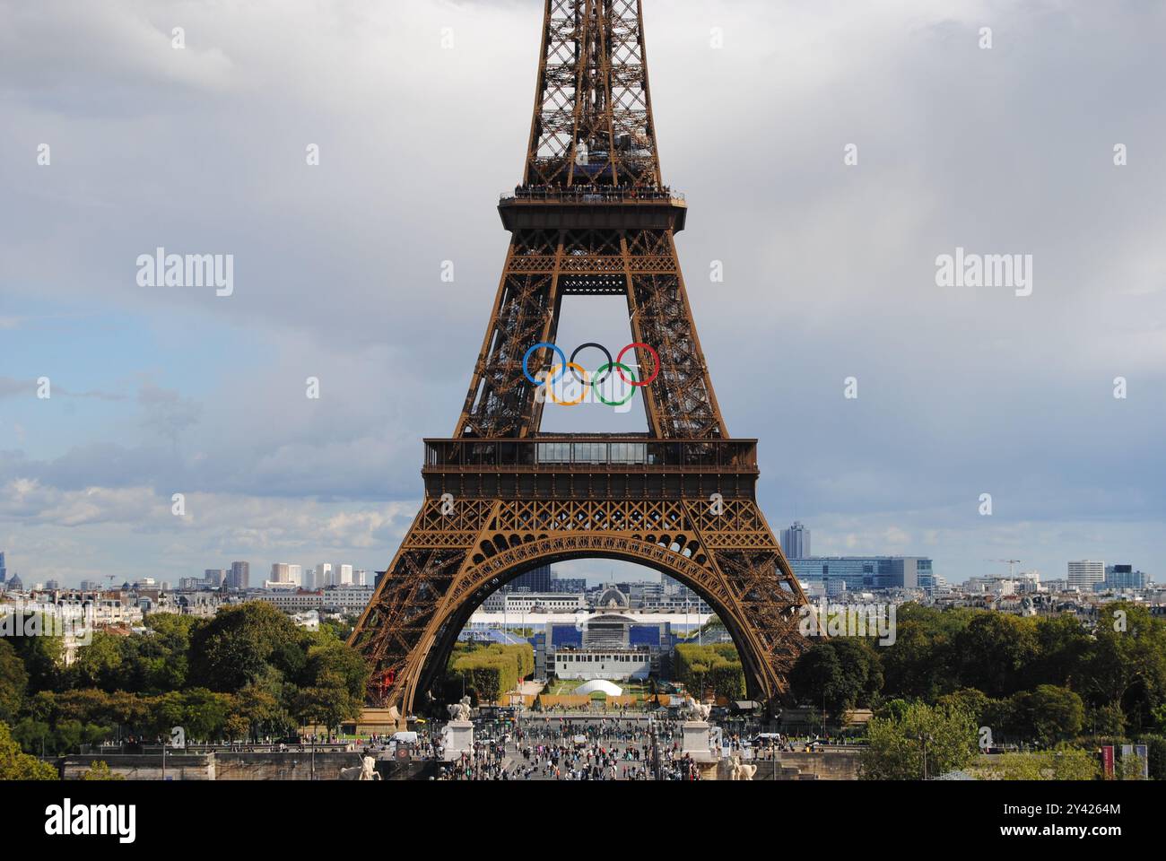 Paris, France - 12 septembre 2024 : la célèbre Tour Eiffel avec les anneaux olympiques après les Jeux Olympiques de Paris 2024. Banque D'Images