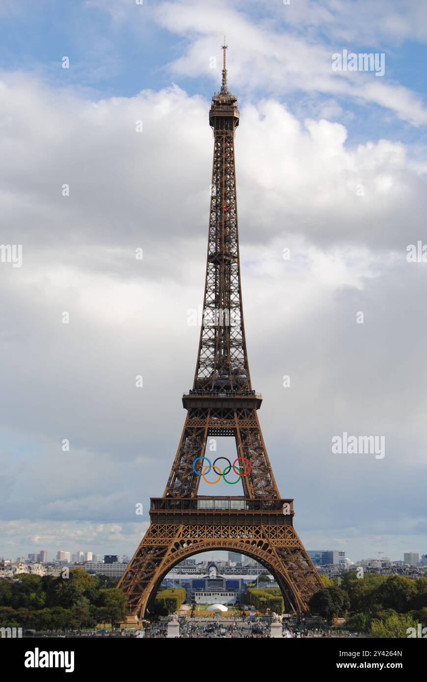 Paris, France - 12 septembre 2024 : la célèbre Tour Eiffel avec les anneaux olympiques après les Jeux Olympiques de Paris 2024. Banque D'Images