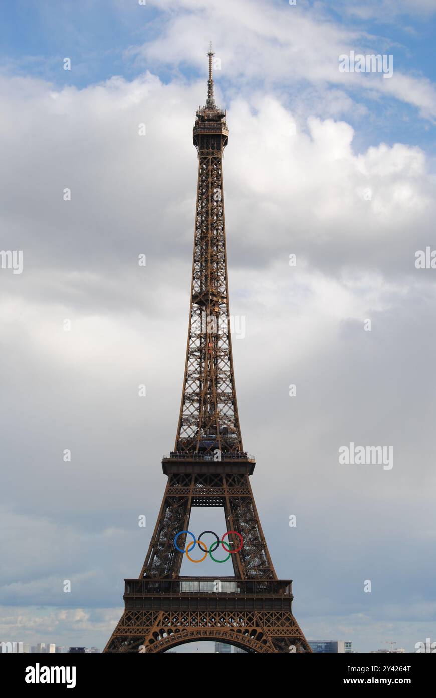 Paris, France - 12 septembre 2024 : la célèbre Tour Eiffel avec les anneaux olympiques après les Jeux Olympiques de Paris 2024. Banque D'Images
