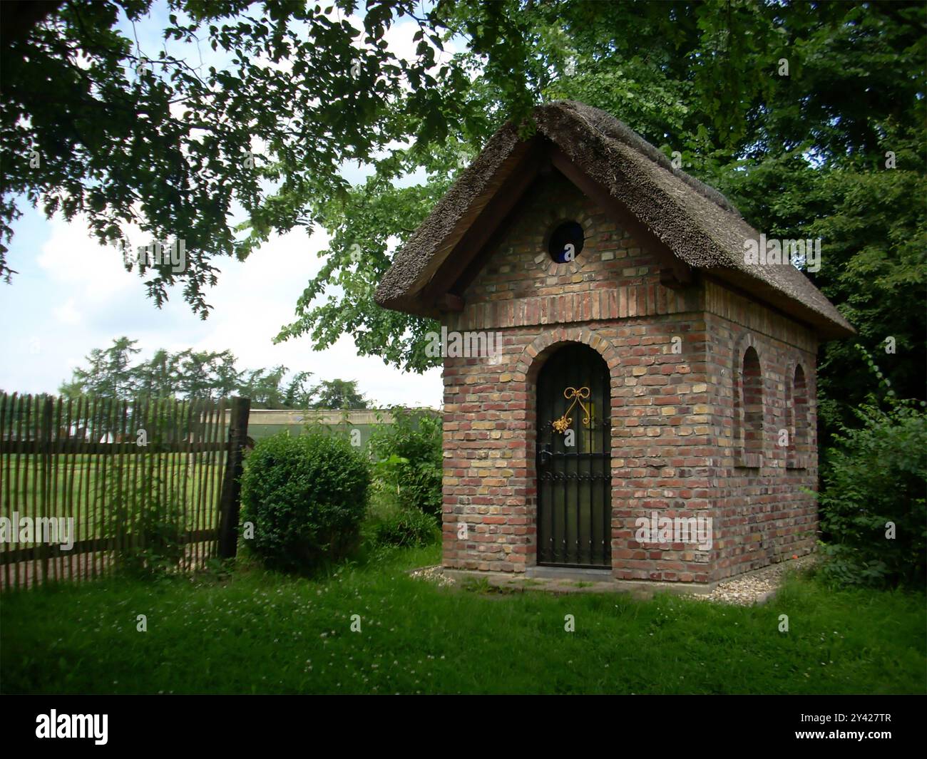 Une très petite maison en pierre revêtue de briques au milieu d'un vieux jardin dans le Rhin inférieur Schwalmtal, Allemagne Banque D'Images
