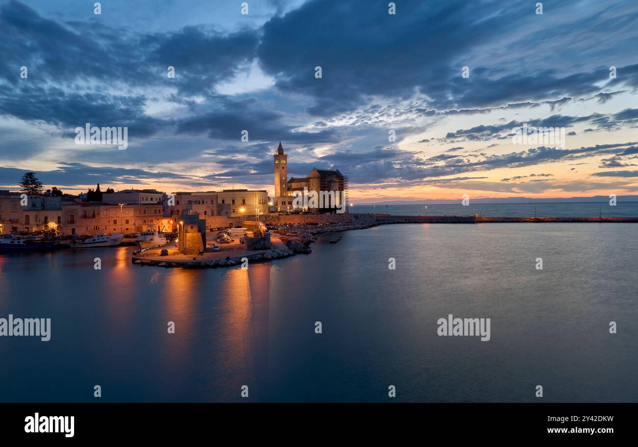 08/12/2024 - Cathédrale de Trani au coucher du soleil avec vue depuis la mer, Pouilles, Italie - la cattedrale di Trani al tramonto con vista Banque D'Images