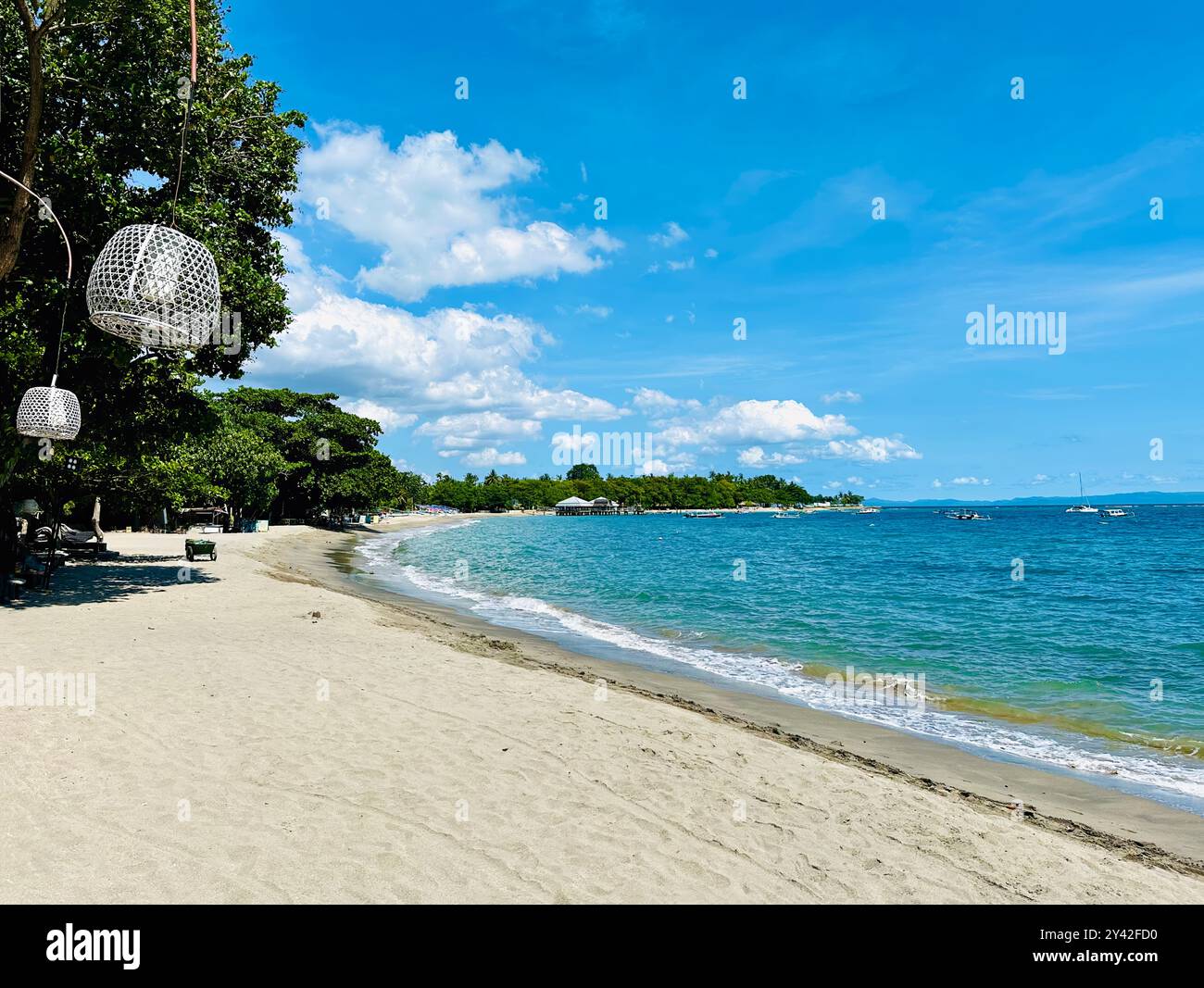 Belle plage tropicale de sable à Senggigi sur l'île de Lombok en Indonésie, un lieu de vacances isolé mais luxueux Banque D'Images