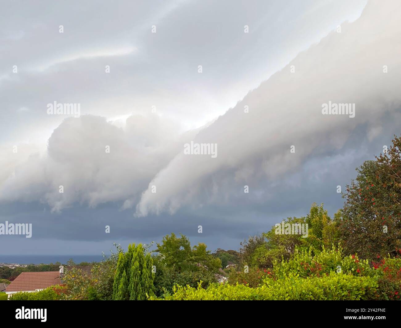 Un nuage de roulis précède un orage violent sur l'île de Man Banque D'Images