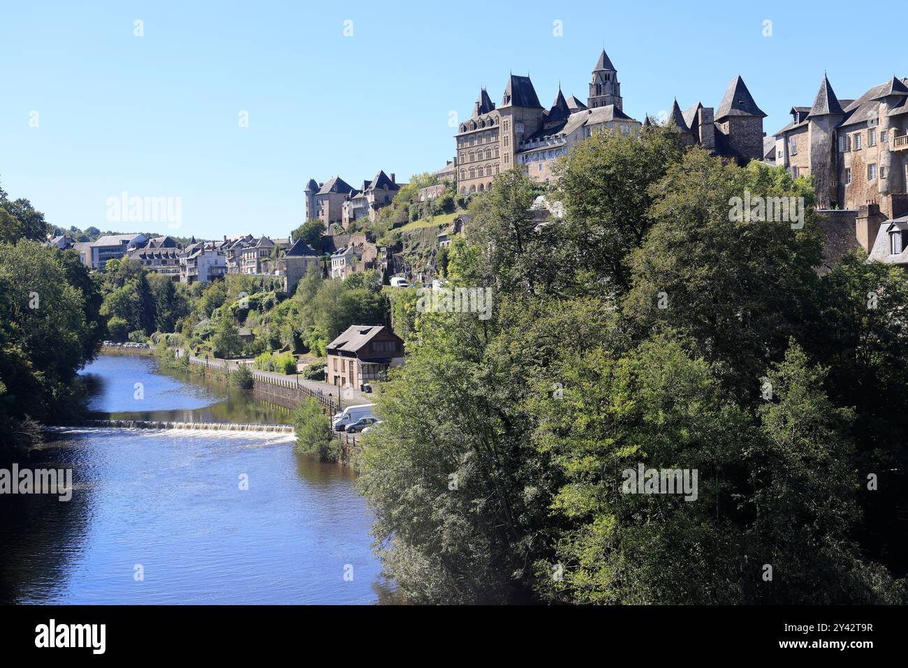 Uzerche, une petite ville authentique, historique et touristique sur les rives de la Vézère dans la campagne Limousin dans le centre-ouest de la France, sur la Banque D'Images