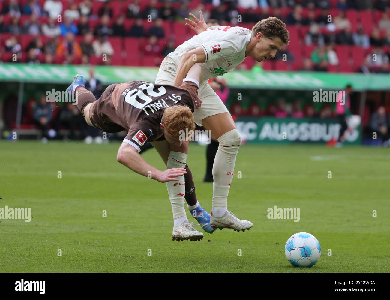 Augsbourg, Allemagne. 15 septembre 2024. Robert Wagner (à gauche) de composés Pauli se bat avec Kristijan Jakic d'Augsbourg lors du match de football de première division allemande de Bundesliga entre Augsbourg et Pauli à Augsbourg, Allemagne, le 15 septembre 2024. Crédit : Philippe Ruiz/Xinhua/Alamy Live News Banque D'Images