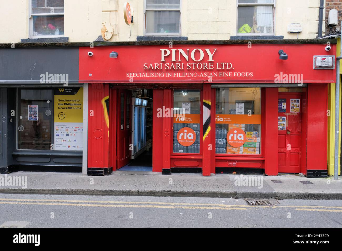 Magasin Pinoy Sari-Sari vendant des produits philippins et asiatiques dans le quartier de Smithfield sur le Northside de Dublin, Irlande ; magasin de proximité pour immigrants Banque D'Images