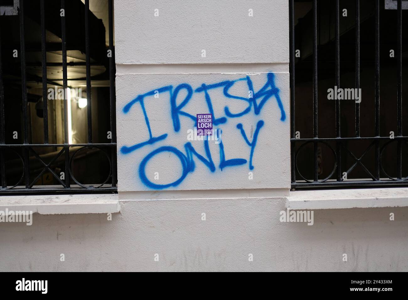 Graffiti irlandais seulement sur un mur dans le centre de Dublin, Irlande ; xénophobie anti-immigrés protestant contre les immigrés, les réfugiés et les demandeurs d'asile. Banque D'Images