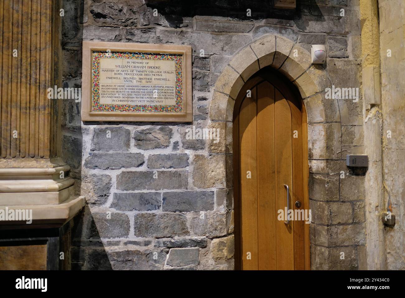 Mosaïque de tuiles honorant William Graham Brooke (1834-1907), membre influent de l'Église d'Irlande, à l'intérieur de la cathédrale Saint-Patrick ; Dublin, Irlande. Banque D'Images