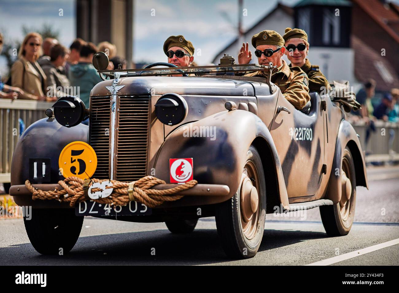 Les véhicules originaux de la seconde Guerre mondiale traversent son en Breugel, qui fait partie de la « Hell's Highway » pour célébrer le 80e anniversaire de la libération. Environ deux cents véhicules de l'armée de la seconde Guerre mondiale conduisaient en procession le long de la route originale (Hell's Highway) des Alliés. L'opération de libération Market Garden a commencé par des atterrissages aériens en septembre 1944. L'objectif était de capturer et de tenir une série de ponts stratégiques sur les rivières et les canaux. L'avance des troupes terrestres vers Eindhoven a eu lieu sur un front étroit, une route à deux voies qui courait vers le nord. Cela rend le 30e corps d'armée extrême Banque D'Images