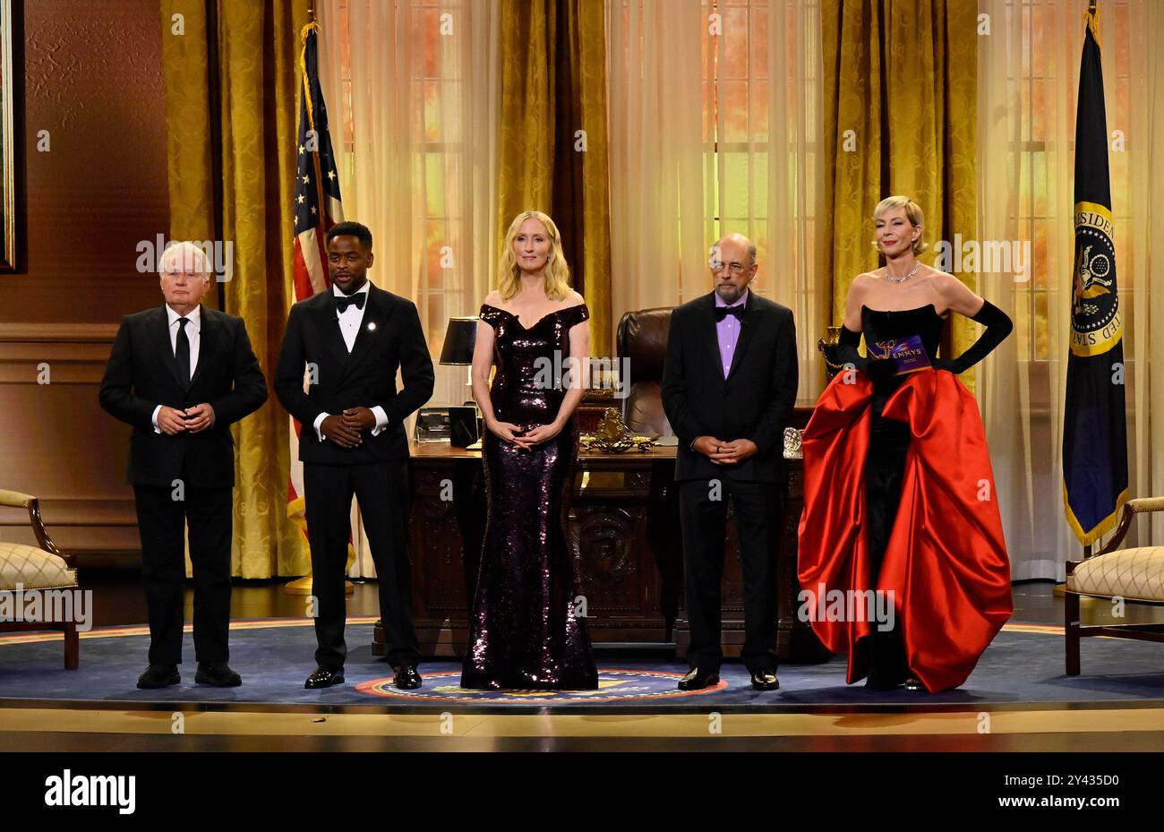 Los Angeles, États-Unis. 15 septembre 2024. Martin Sheen, Dulé Hill, Allison Janney, Janel Moloney et Richard Schiff apparaissent sur scène lors de la 76e cérémonie des Primetime Emmy Awards au Peacock Theater de Los Angeles le dimanche 15 septembre 2024. Photo de Jim Ruymen. Crédit : UPI/Alamy Live News Banque D'Images