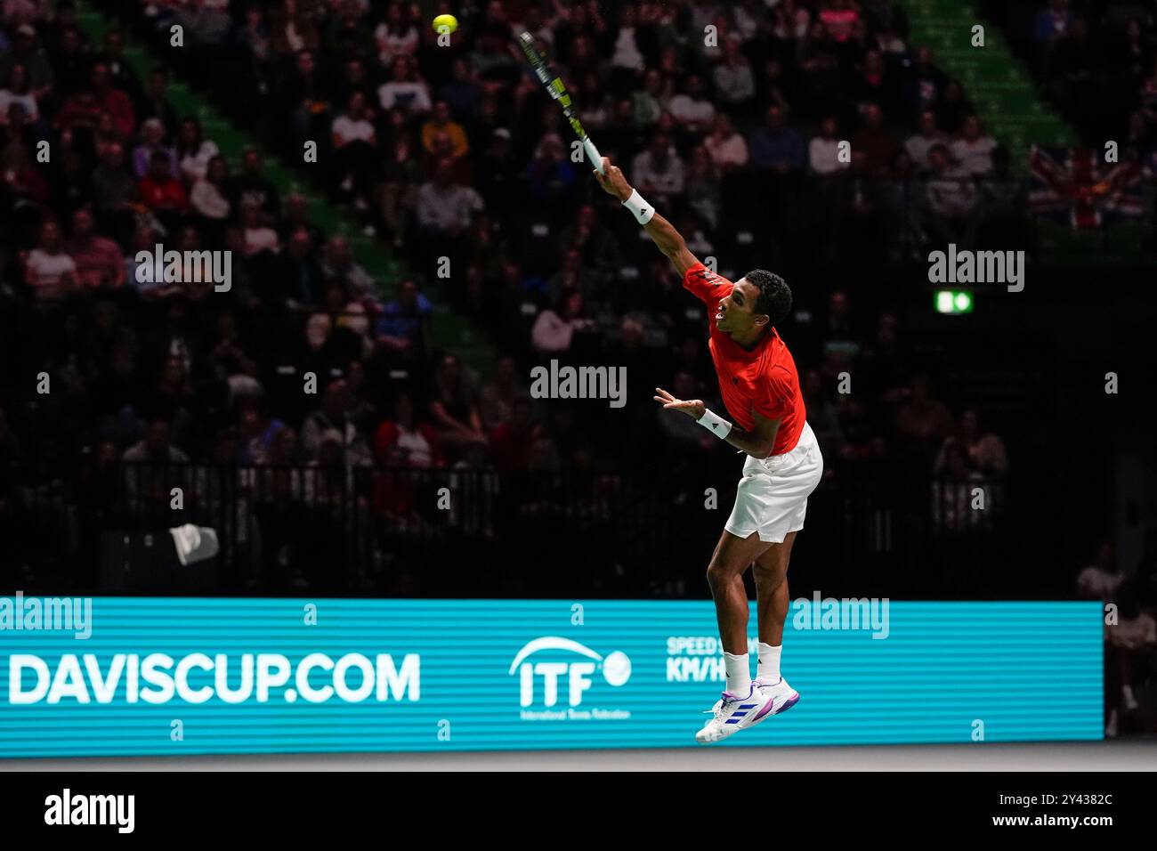 AO Arena, Manchester, Royaume-Uni. 15 septembre 2024. Finale de la Coupe Davis, phase de groupes, 6e jour du Groupe d ; Felix Auger-Aliassime du Canada sert crédit : action plus Sports/Alamy Live News Banque D'Images