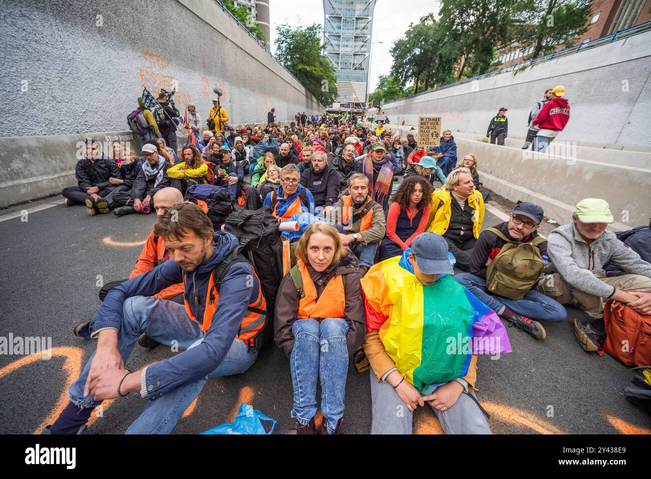 Les manifestants de XR sont assis sur le tarmac de l'autoroute A12, et attendent le retrait de la police, lors du blocus A12 d'extinction Rebellion. La police a expulsé tous les manifestants climatiques de l'A12 à la Haye. 370 personnes ont été arrêtées. 350 au motif de la loi sur les manifestations publiques et 20 pour obstruction et vandalisme, y compris l'application de graffitis. L'évacuation a commencé peu après 17h00 et a duré environ deux heures. L'A12 a été absent de la police pendant environ cinq heures car eux aussi avaient une protestation pour un nouveau régime de retraite anticipée. La police sur ordre du maire Van Zanen a donné l'ordre Banque D'Images