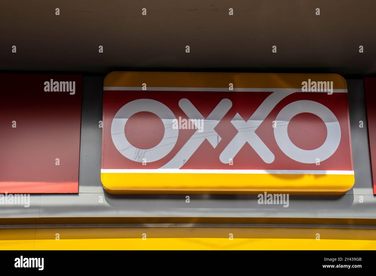 Sao Paulo, Brésil, 15 mars 2023. Vue de face du supermarché OXXO dans la ville de Sao Paulo. OXXO est une chaîne mexicaine populaire de magasins d'alimentation ou de commodité STO Banque D'Images