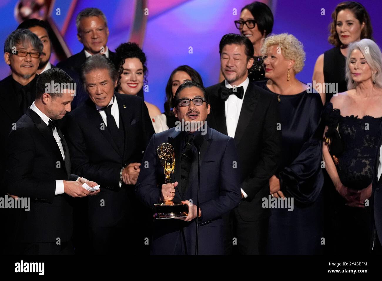 Hiroyuki Sanada, center, and the team from "Shogun" accept the award for outstanding drama series during the 76th Primetime Emmy Awards on Sunday, Sept. 15, 2024, at the Peacock Theater in Los Angeles. (AP Photo/Chris Pizzello) Banque D'Images