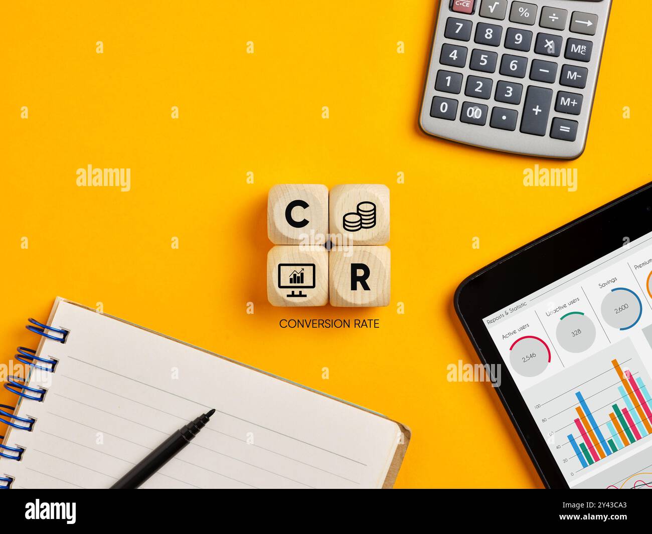 Concept d'optimisation du taux de conversion. L'acronyme CR taux de conversion sur cubes en bois sur fond jaune de bureau. Banque D'Images
