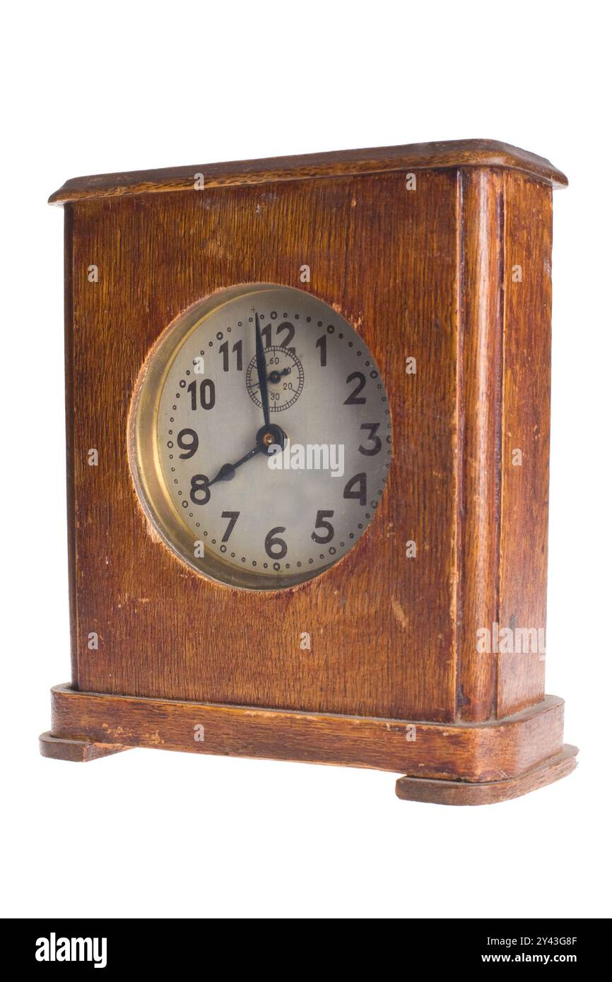 Horloge de table antique isolée sur fond blanc. Photo de haute qualité Banque D'Images