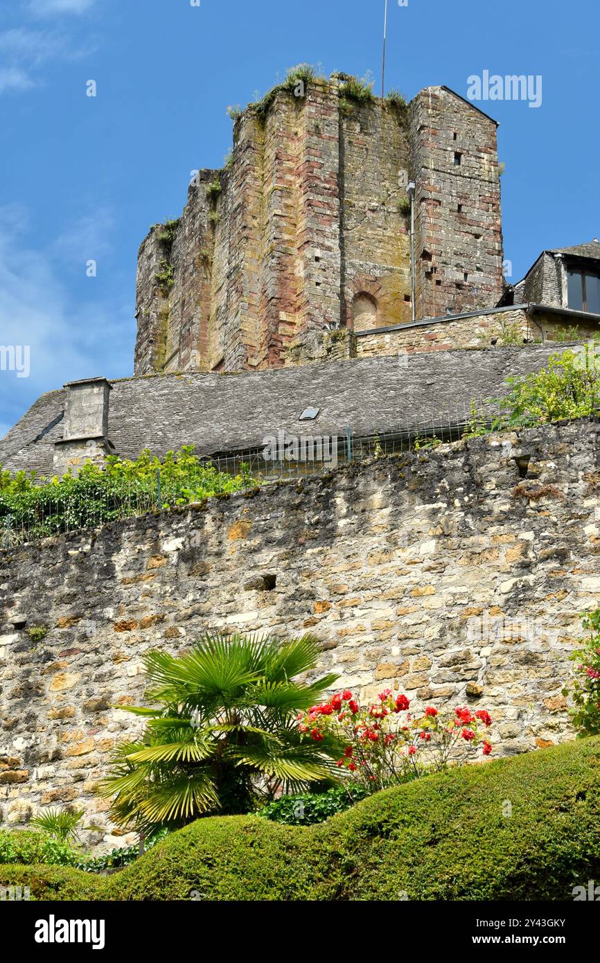 La Tour du Trésor et les remparts du château du village de Turenne en Corrèze Banque D'Images