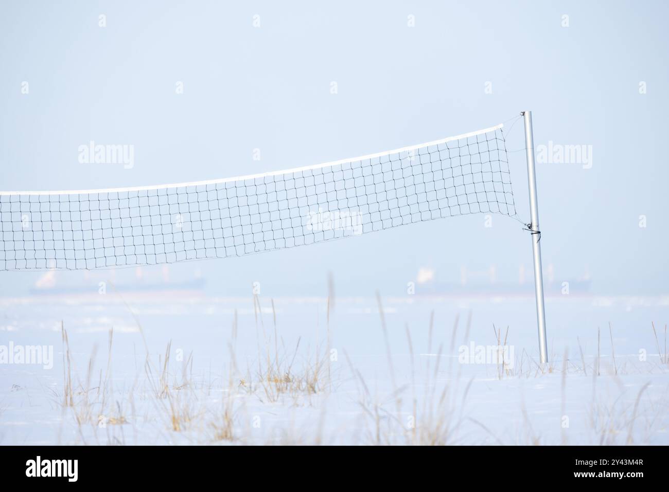 Filet pour Beach volley est sur la côte de la mer vide couverte de neige, fond de sport d'hiver Banque D'Images