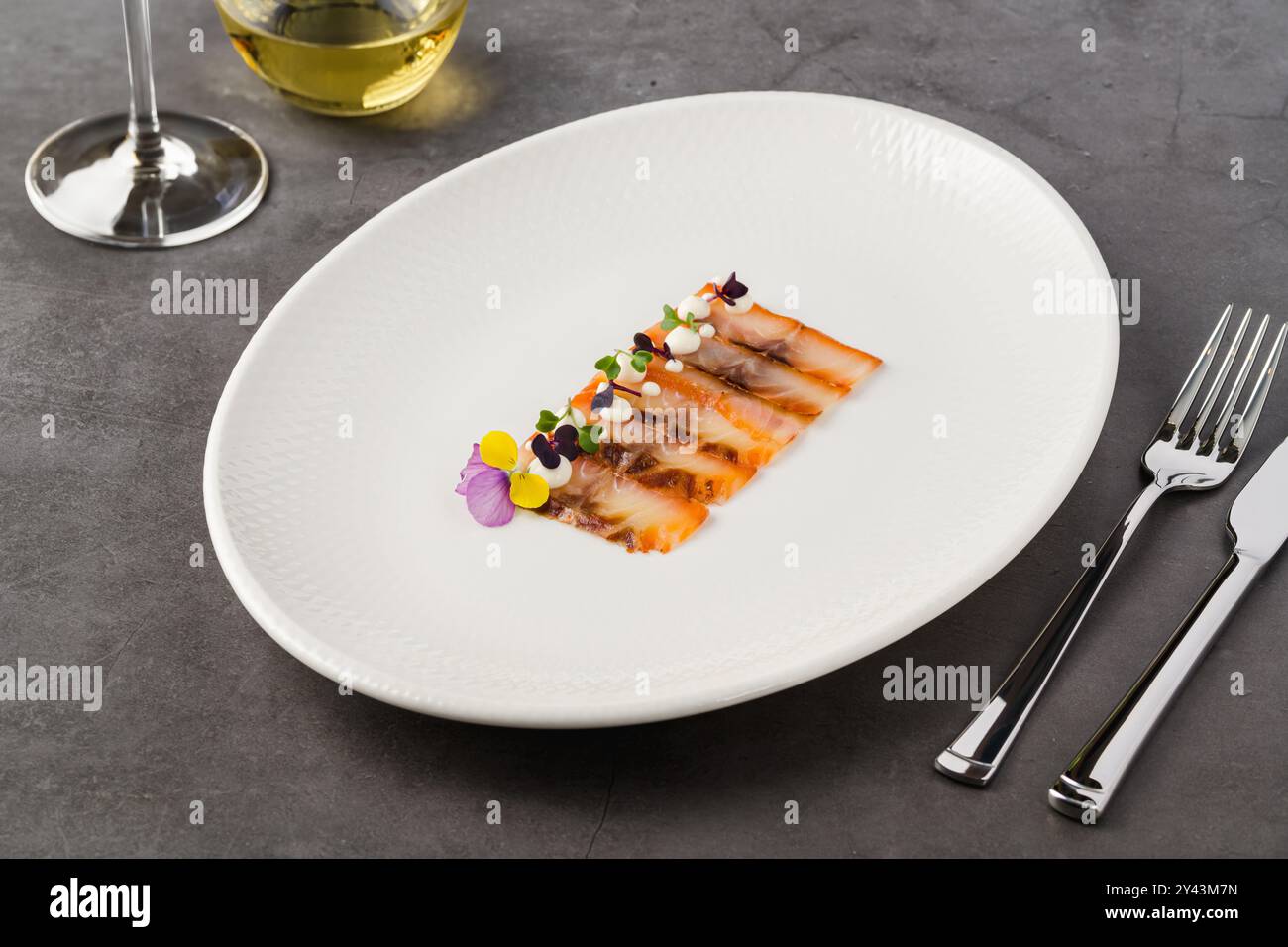 Pastrami de poisson fumé ou bacon sur une assiette en porcelaine blanche Banque D'Images