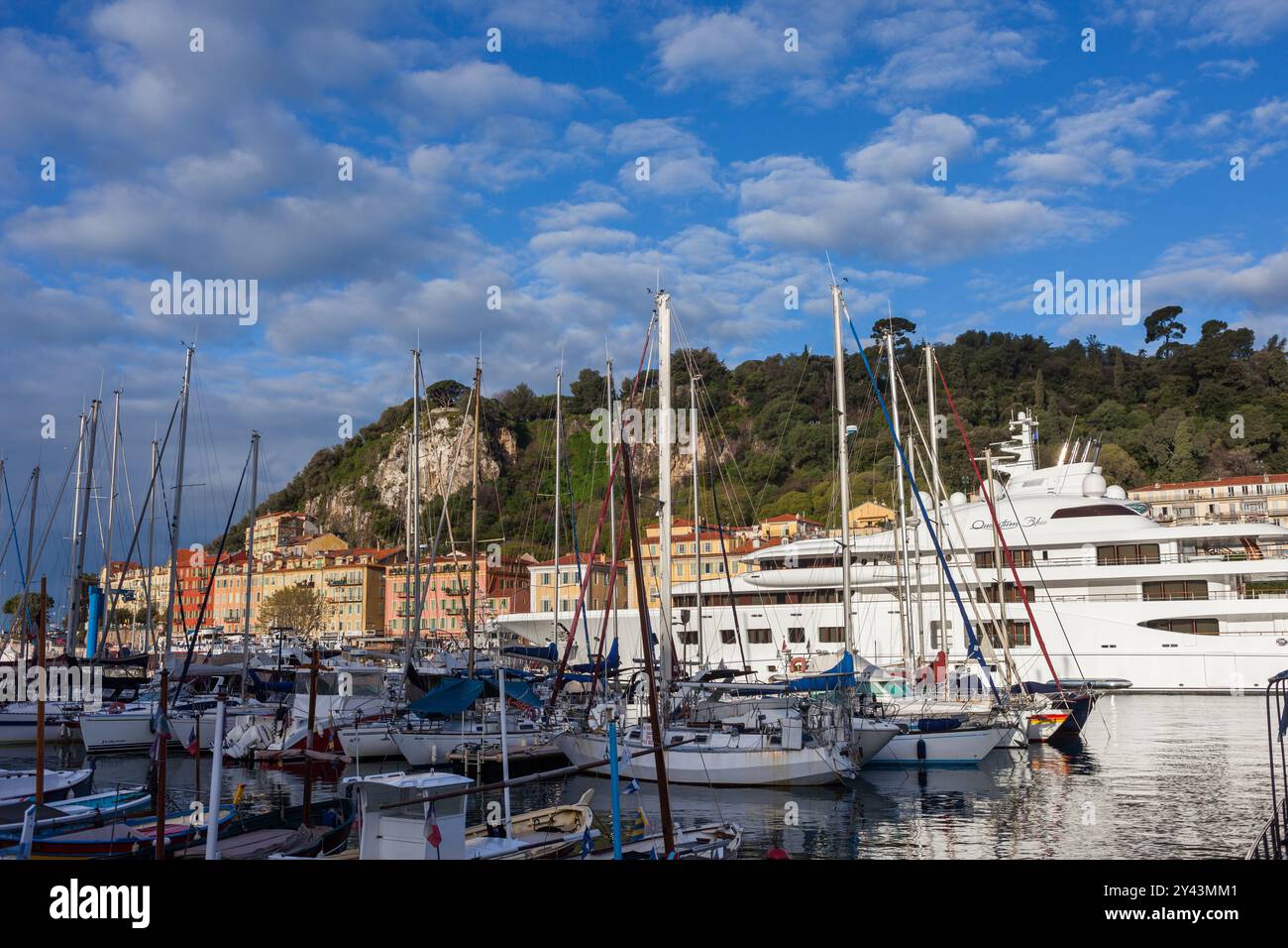 Nice, France - 13 avril 2018 - voiliers et yachts à Port Lympia et Castle Hill en ville sur la Côte d'Azur. Banque D'Images