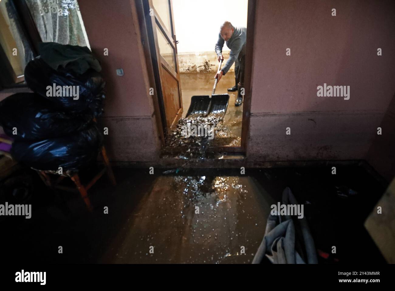 Galati, Roumanie. 15 septembre 2024. Un homme nettoie les eaux de crue à sa résidence dans le comté de Galati, Roumanie, le 15 septembre 2024. Le comté de Galati, en Roumanie, peine à se remettre des graves inondations provoquées samedi par le cyclone Boris, qui a coûté la vie à cinq personnes et déplacé plus de 250 résidents. Crédit : Cristian Cristel/Xinhua/Alamy Live News Banque D'Images