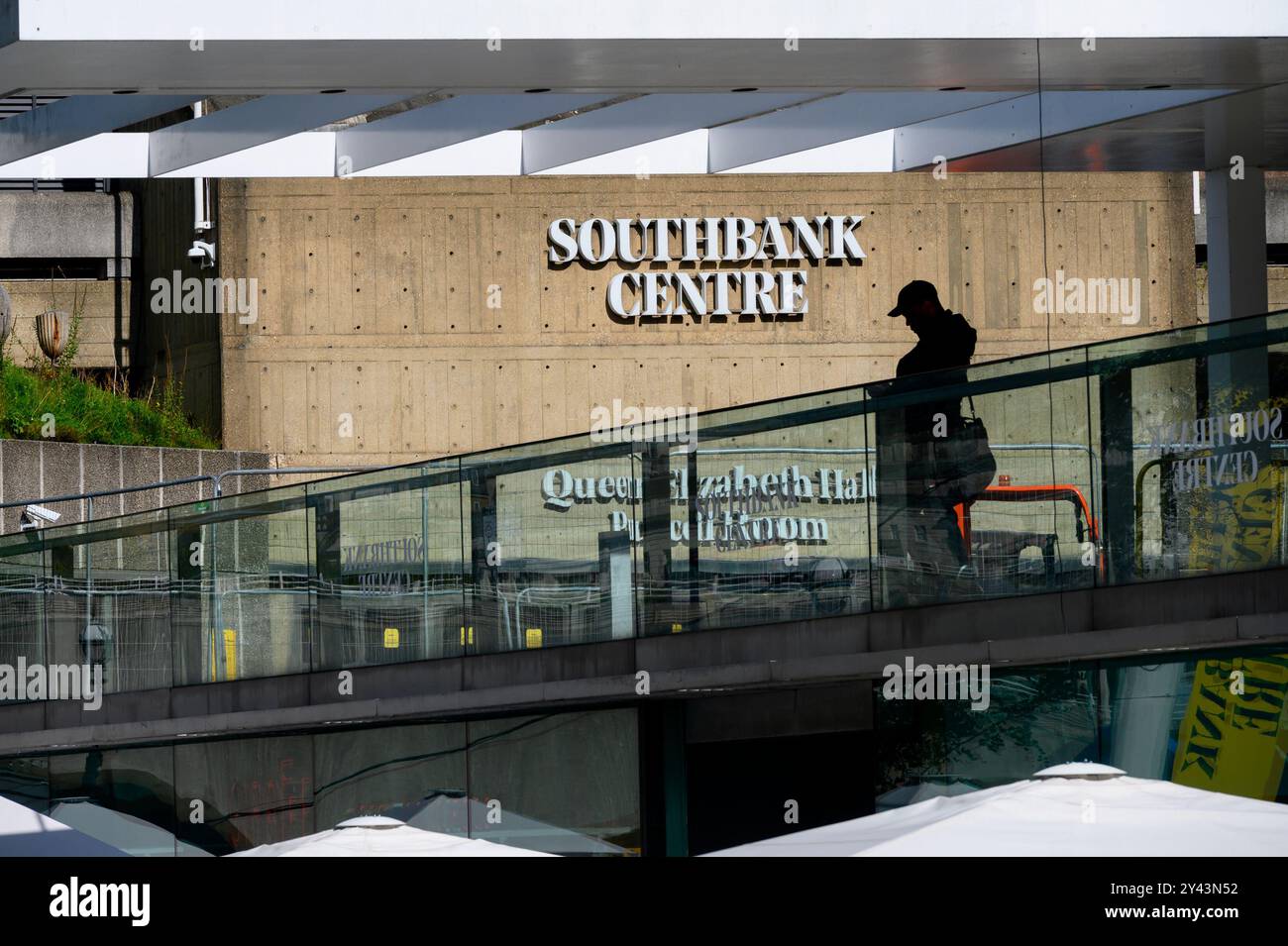Londres, Royaume-Uni. Homme en silhouette près du Southbank Centre Banque D'Images