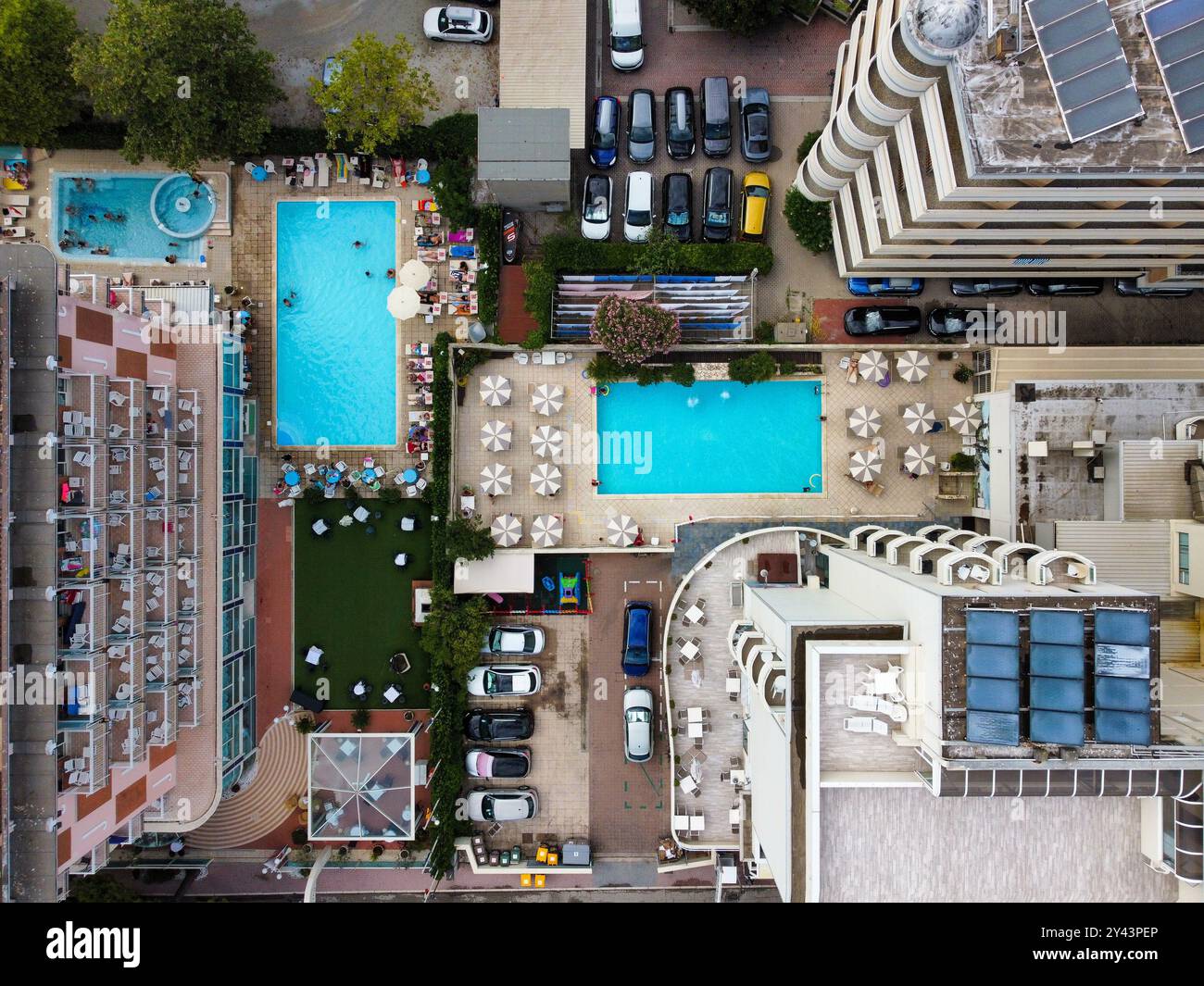 vue aérienne des piscines de l'hôtel en été Banque D'Images