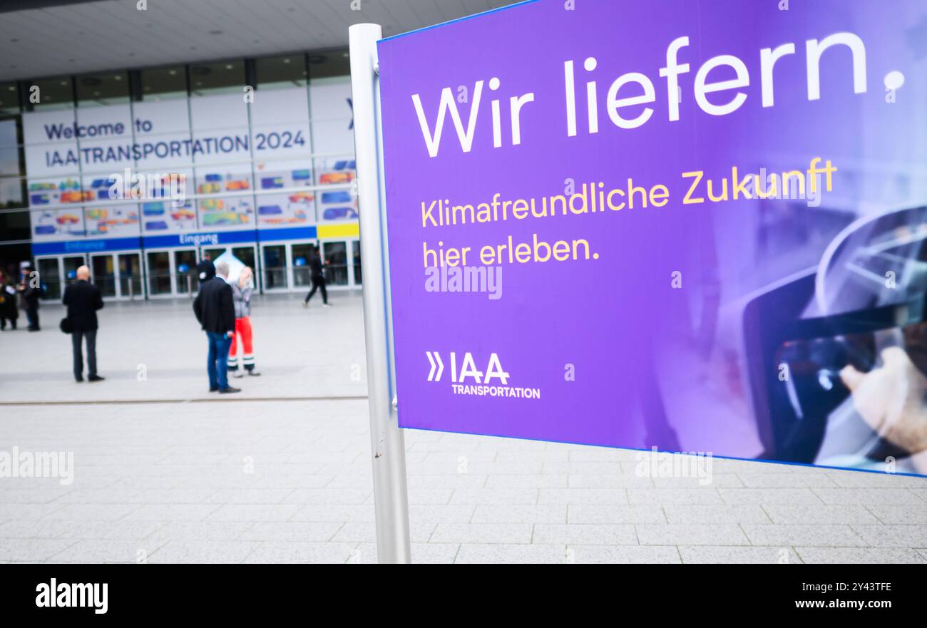 Hanovre, Allemagne. 16 septembre 2024. Un panneau indiquant « Découvrez l'avenir respectueux du climat ici » se trouve à l'entrée de l'IAA Transportation au Messe Hannover. Le salon international de l'automobile (IAA) des transports, qui se concentre sur la logistique, les véhicules utilitaires et le secteur des transports, aura lieu à Hanovre du 17 au 22 septembre. Crédit : Julian Stratenschulte/dpa/Alamy Live News Banque D'Images