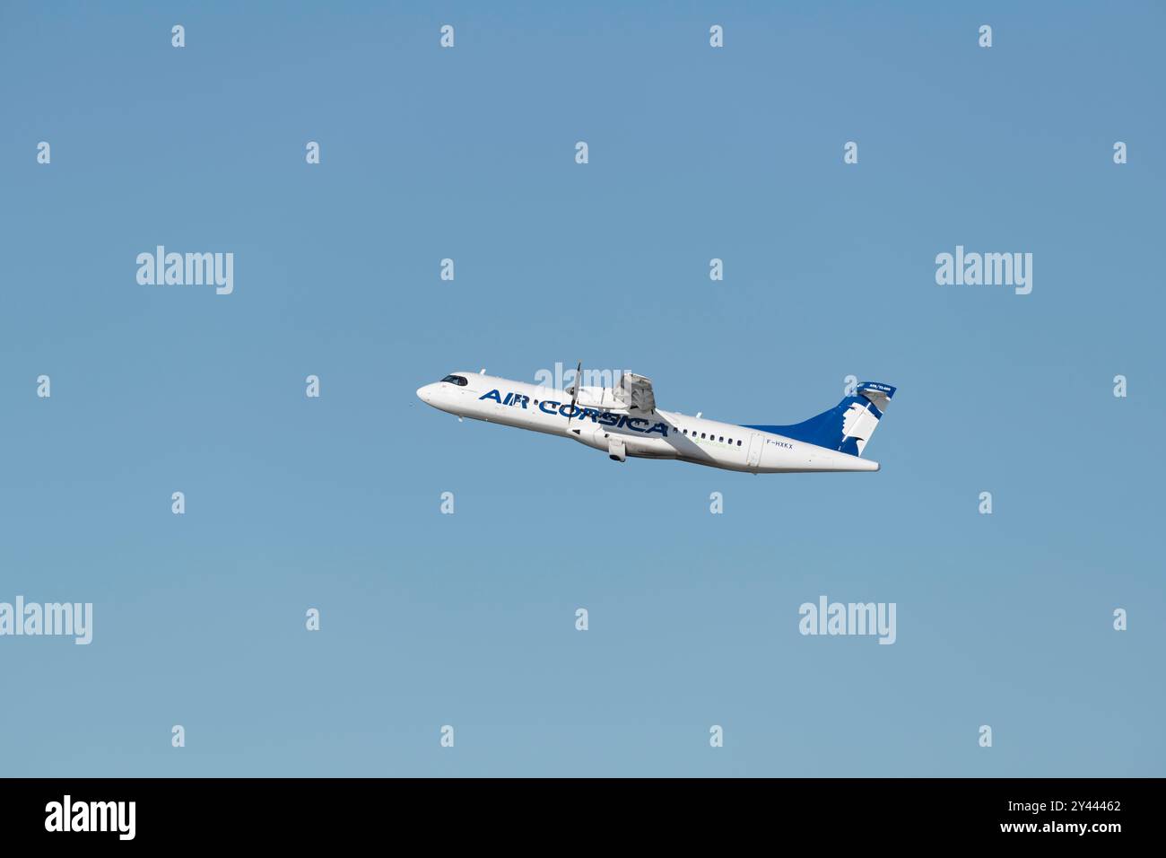 Marignane, France. 5 sept 2024. Un avion d'Air Corsica a décollé en toute sécurité de l'aéroport Marseille Provence, montré en vue de côté contre un ciel bleu Banque D'Images