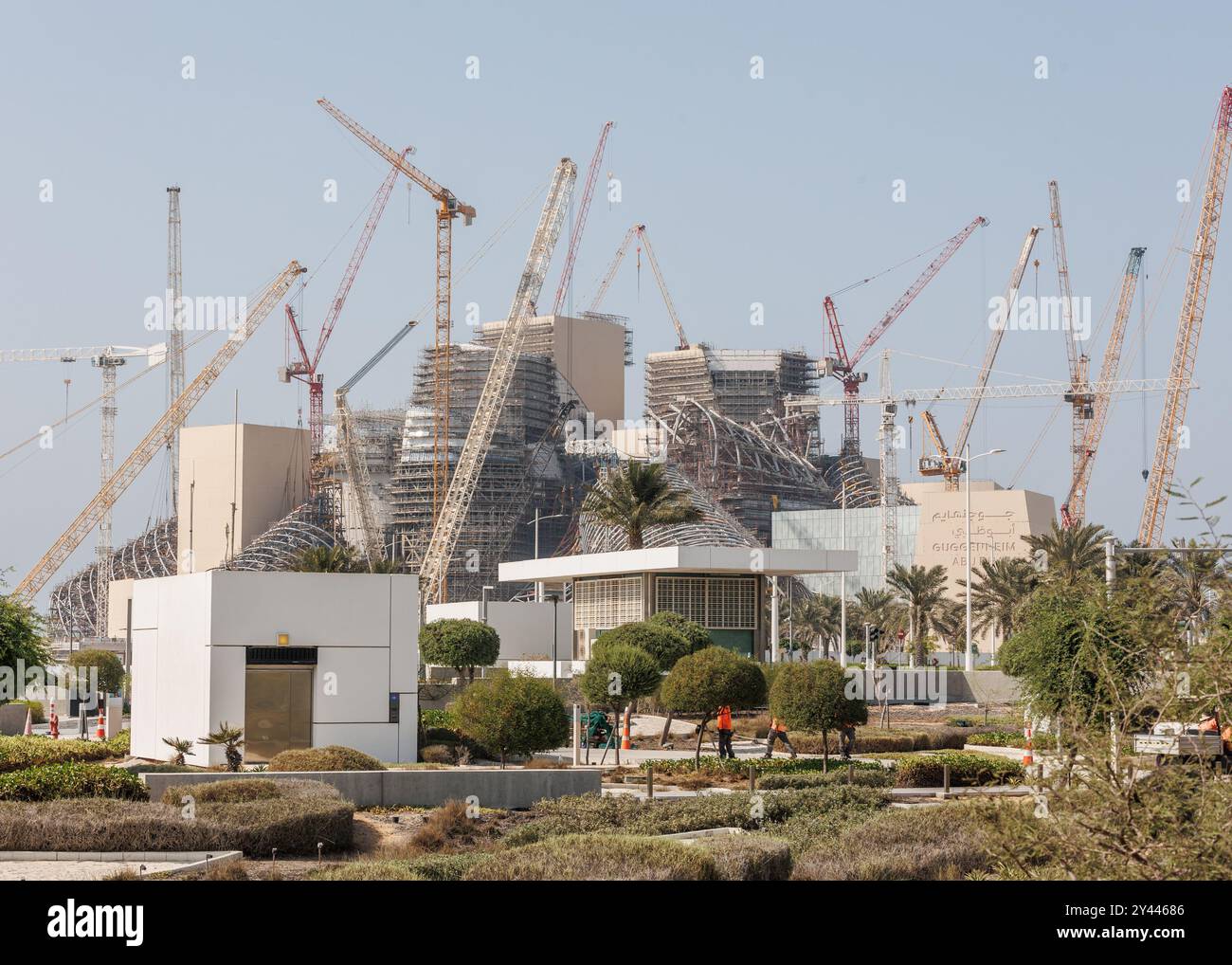 Saint Ouen, Paris, France. 14 septembre 2024. Le Guggenheim Abu Dhabi est un musée dont l'ouverture est prévue en 2025 à Abu Dhabi, la capitale de l'Émirat d'Abu Dhabi et des Émirats arabes Unis. Le bâtiment qui l'abritera a été conçu par l'architecte Frank Gehry, qui a également conçu le Guggenheim à Bilbao, et ses coûts de construction et d'équipement sont entièrement financés par l'Autorité du tourisme et du patrimoine d'Abu Dhabi. Sa superficie de ''‹'''''' 30 000 sera 25% plus grande que celle du musée de Bilbao, ce qui en fait le plus grand des musées de la Fondation Solomon R. Guggenheim (crédit image : © Sadak Banque D'Images