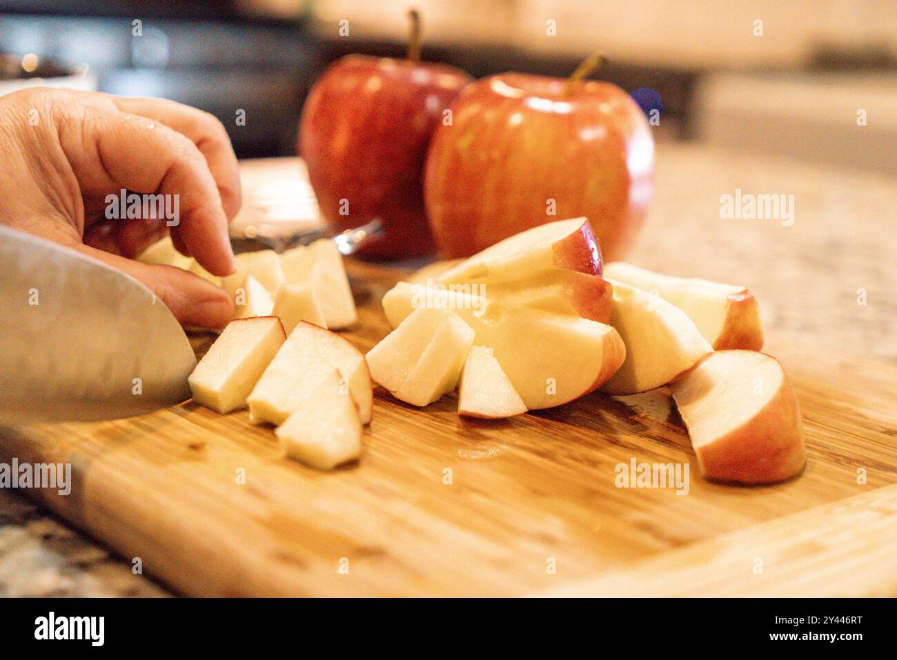Pommes coupées sur une planche de bois Banque D'Images