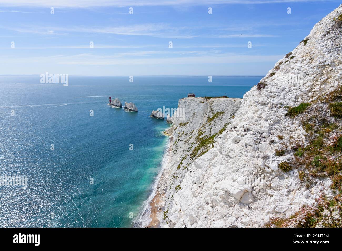 Le long de la face en ruine des falaises de craie blanche, à travers les piles de mer des Needles et à la mer. Banque D'Images