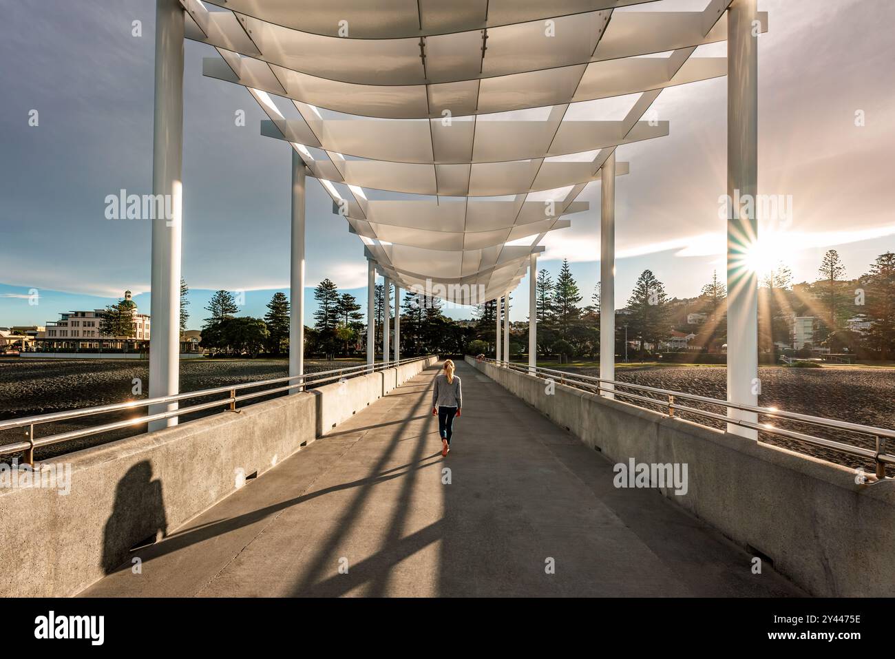 Personne marchant sur la plate-forme d'observation à Napier, Nouvelle-Zélande Banque D'Images