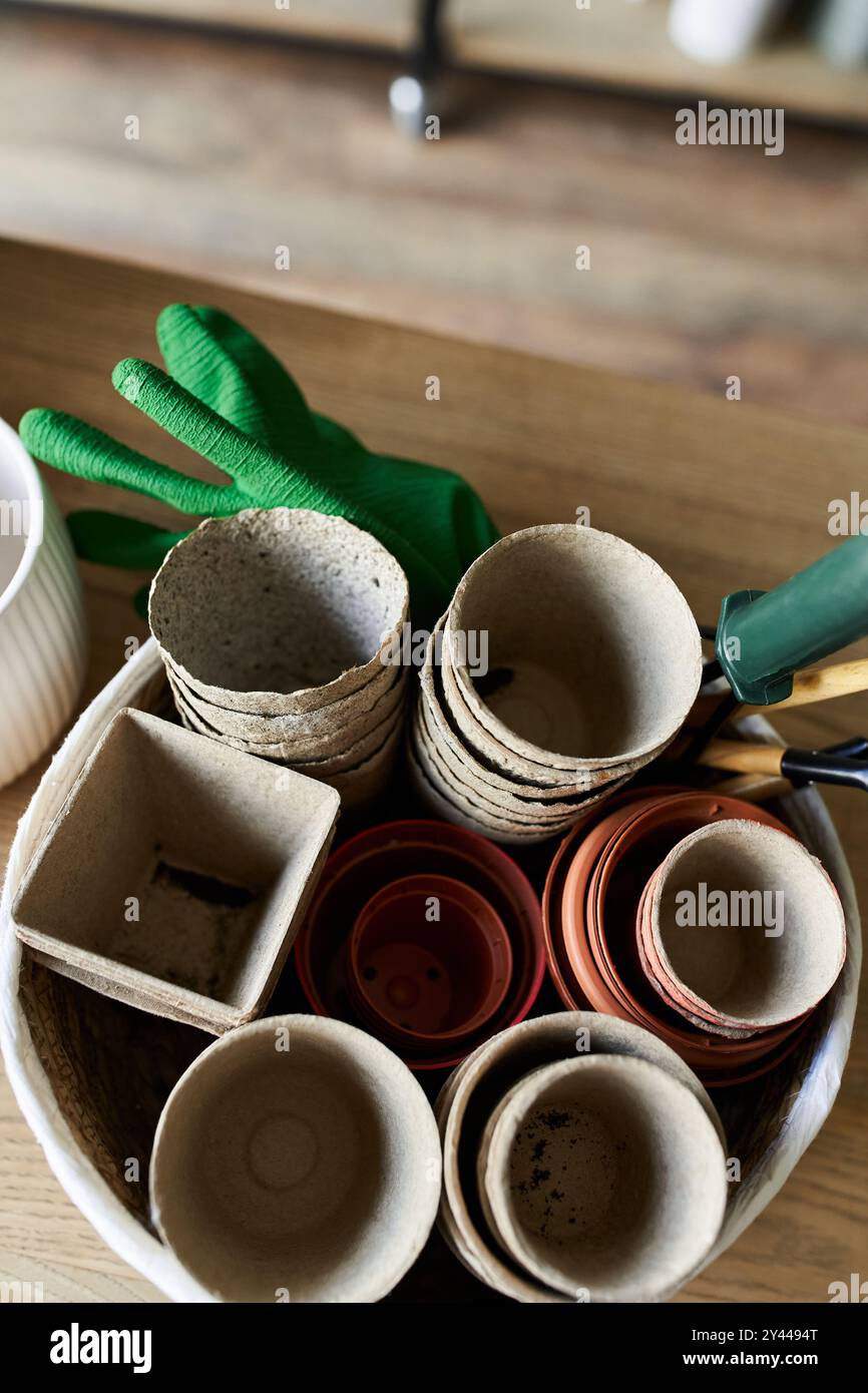 Collection de pots en argile placés sur la table. Banque D'Images