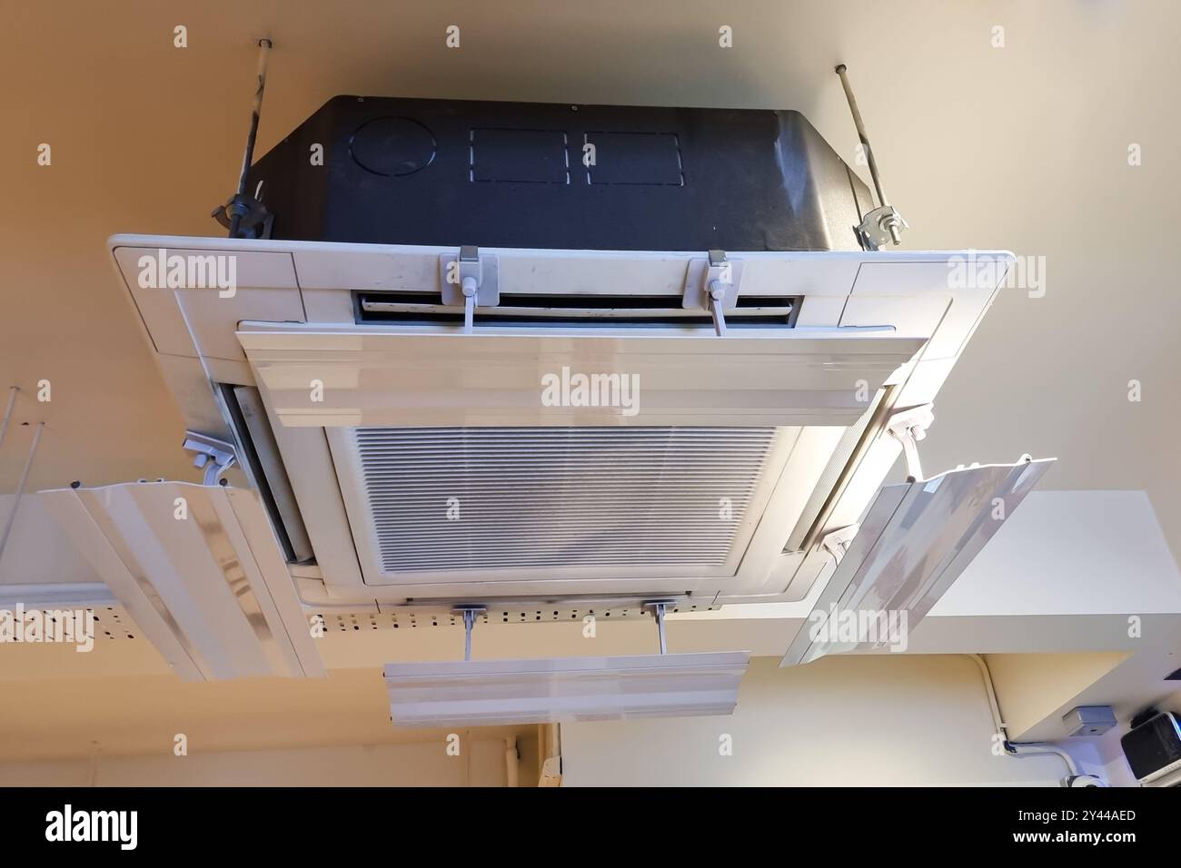Volets fixés à l'unité de climatisation pour disperser l'air froid uniformément dans la pièce, au lieu de se concentrer dans une direction Banque D'Images