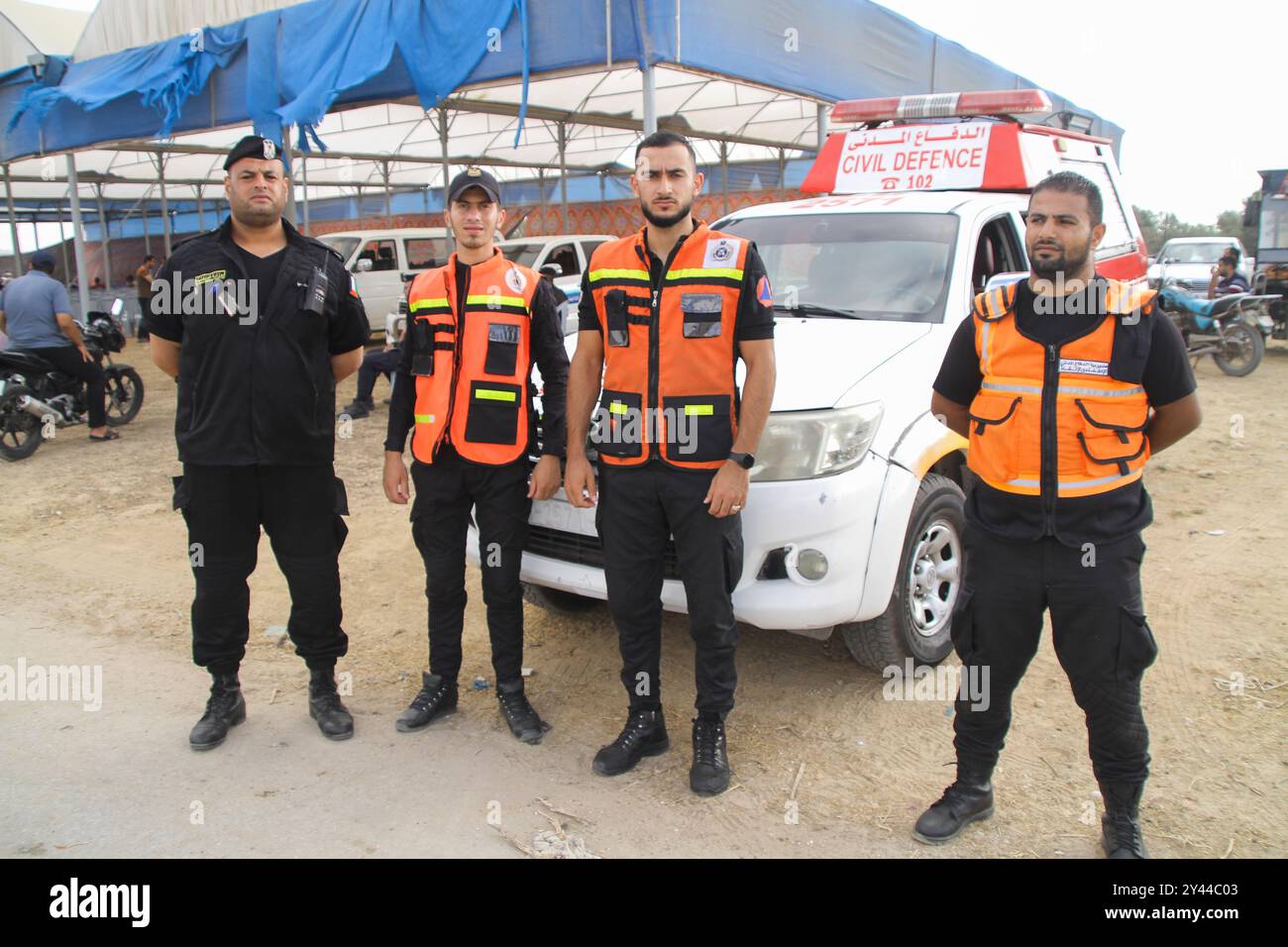 Gaza, Palestine. 21 août 2021. Des ambulances palestiniennes et des équipes de la défense civile sont en attente lors d'une manifestation dans le camp de réfugiés de Malika, à l'est de la ville de Gaza. Des affrontements ont eu lieu samedi entre les manifestants et l'armée israélienne à l'occasion du 52e anniversaire d'une tentative d'incendie de la mosquée Al-Aqsa. Selon le ministère de la santé de Gaza, plus de 40 Palestiniens ont été blessés par les troupes israéliennes au cours des affrontements, dont deux dont un garçon de 13 ans. Un soldat israélien a également été blessé au cours de l'événement Banque D'Images