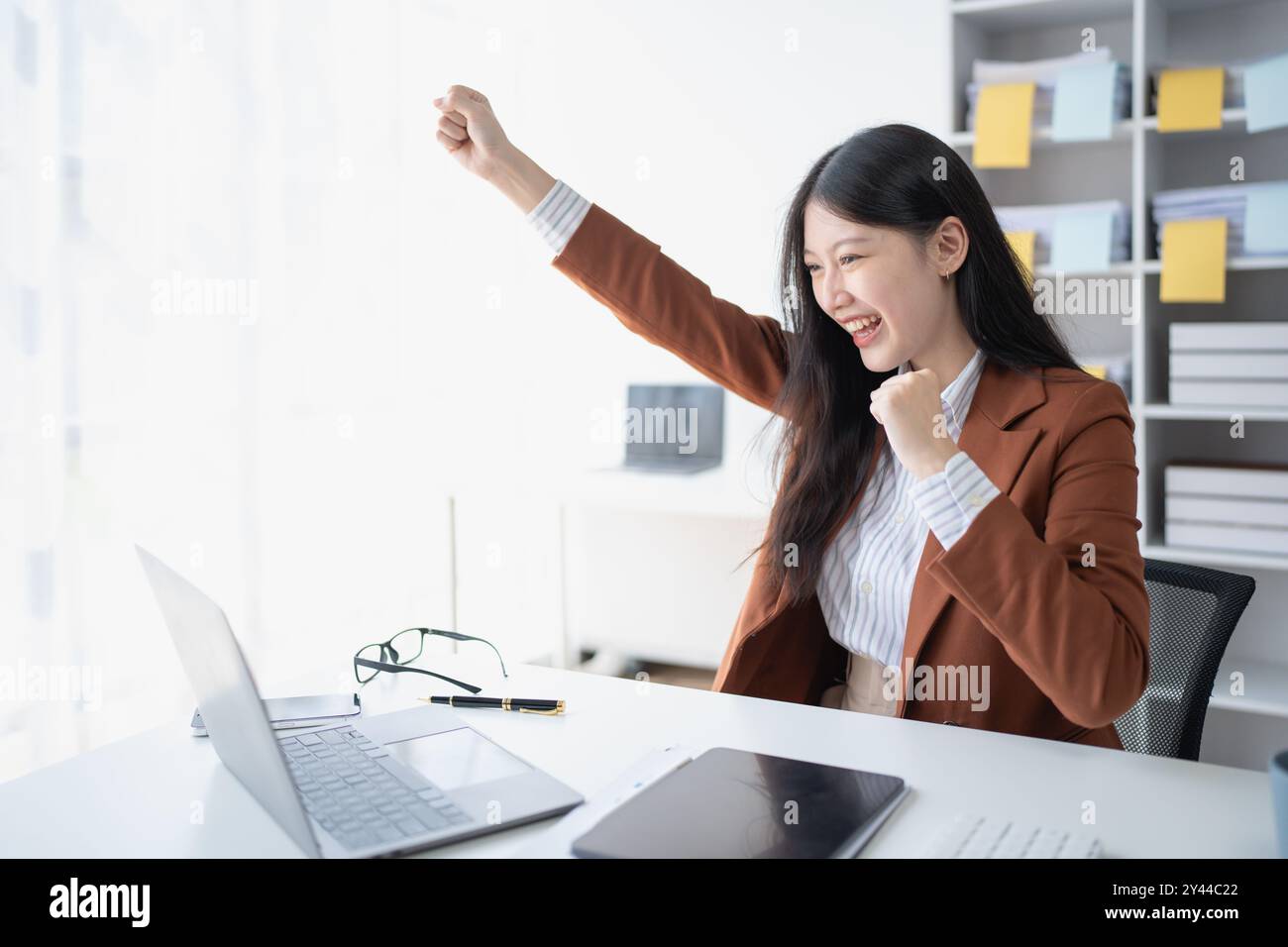 woman happiness planifie le succès financier en intégrant des stratégies de budget et de marketing pour optimiser la gestion financière globale. Banque D'Images