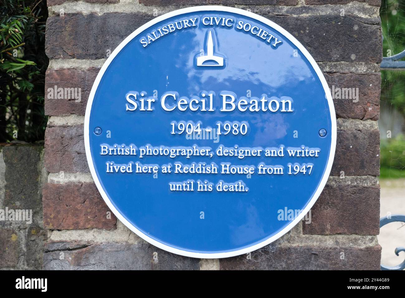 Broad Chalke, un petit village du Wiltshire à l'ouest de Salisbury. Plaque bleue pour Sir Cecil Beaton Salisbury Civic Society Reddish House Banque D'Images