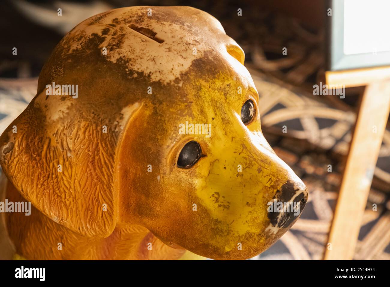 Angleterre, Kent, Whitstable, The Peter Cushing Wetherspoon Pub, Vintage RSPCA Charity Box sous la forme d'un chien Banque D'Images
