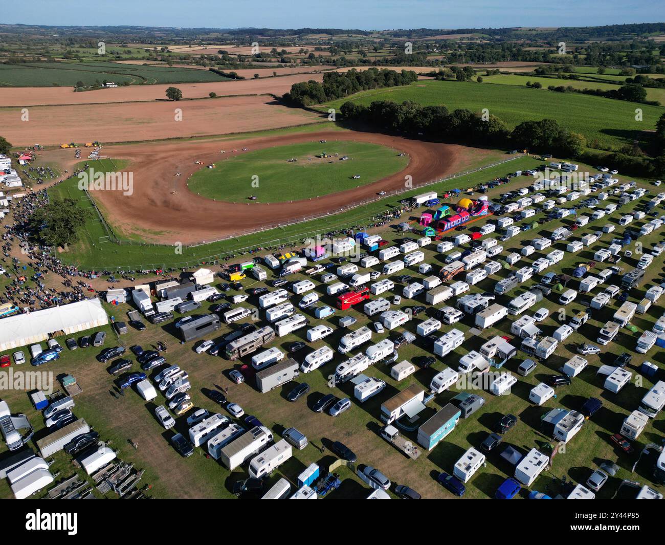 Circuit de sport automobile British Autograss Series près de Monkland Herefordshire UK en septembre 2024 - vue aérienne par drone Banque D'Images