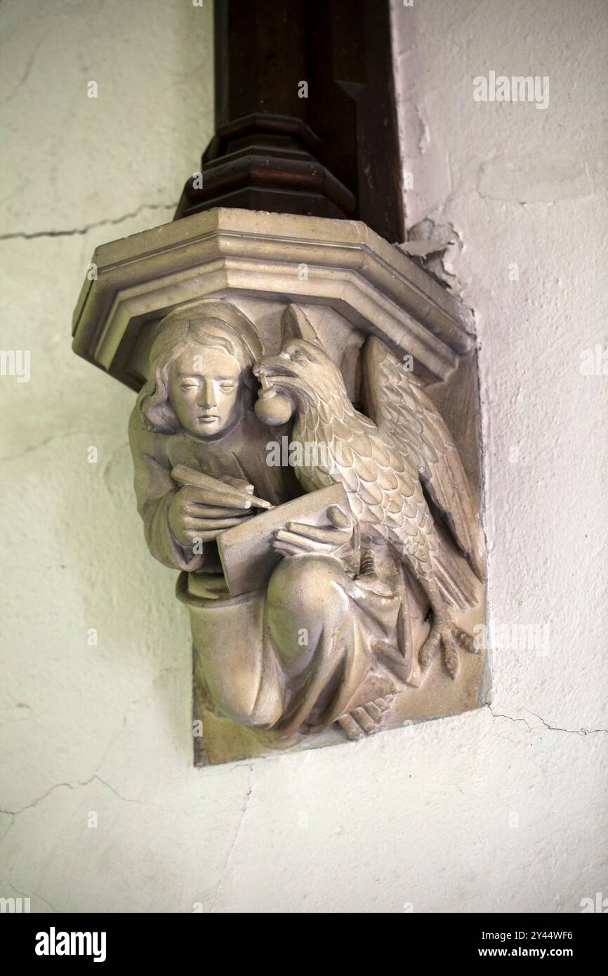 Support d'arc en bois sculpté en pierre, représentant storied de la Bible. Banque D'Images