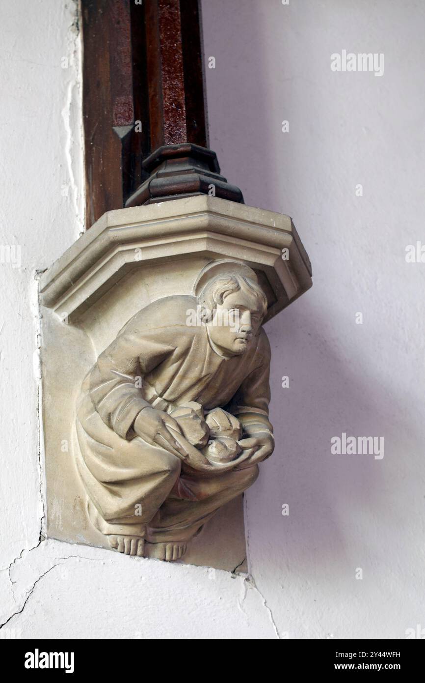 Support d'arc en bois sculpté en pierre, représentant storied de la Bible. Banque D'Images