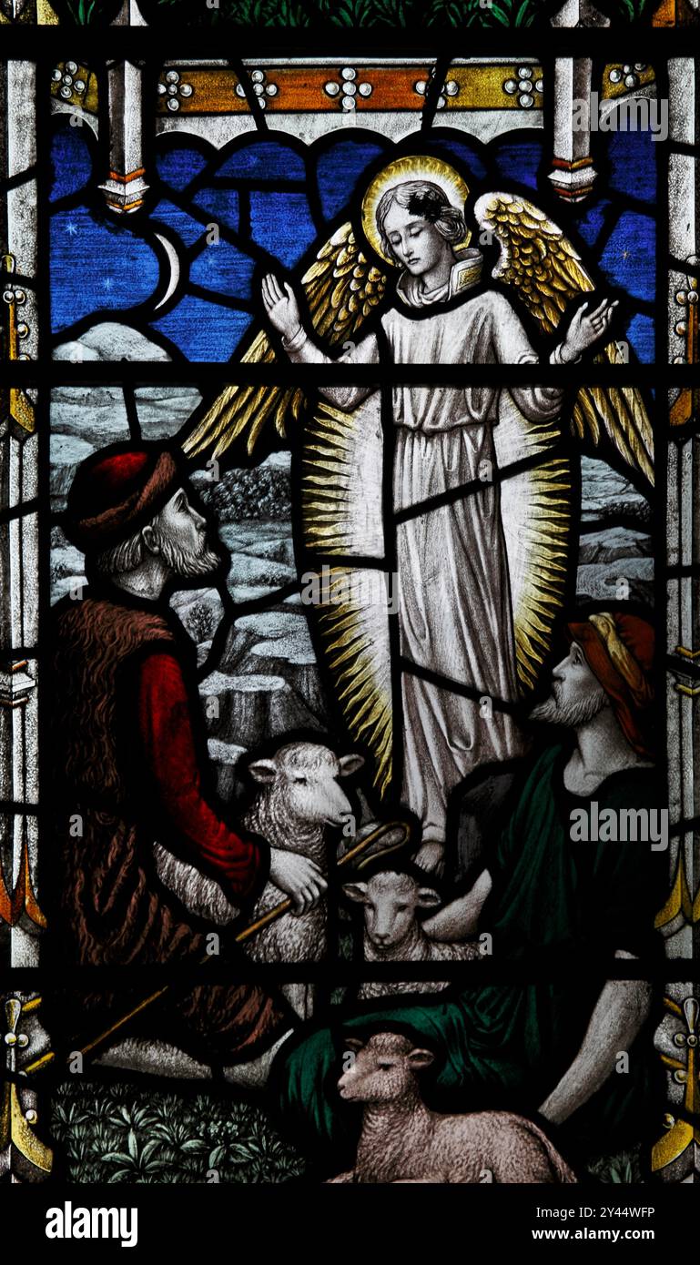 Ange Gabriel visitant les bergers qui veillaient sur leurs moutons. Naissance de Jésus. Représenté dans un vitrail d'église victorienne. Banque D'Images