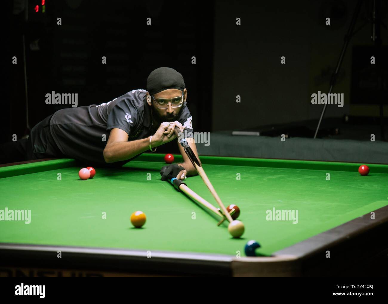 Kolkata, Inde. 15 septembre 2024. La West Bengal Billiards Association (WBBA) en association avec la Fédération indienne de billard et de snooker (BSFI) a organisé la Bengale Snooker League & Pro-Am Snooker tournoi dans le prestigieux Saturday Club du 10 au 15 septembre 2024 avec quelques joueurs internationaux ainsi que les meilleurs joueurs de cuivres du West Bengale et de l'Inde. Magic Cannons et Rockets, les deux équipes s'affrontent pour la finale où l'équipe Magic Cannons gagne. (Photo par Amlan Biswas/Pacific Press) crédit : Pacific Press Media production Corp./Alamy Live News Banque D'Images