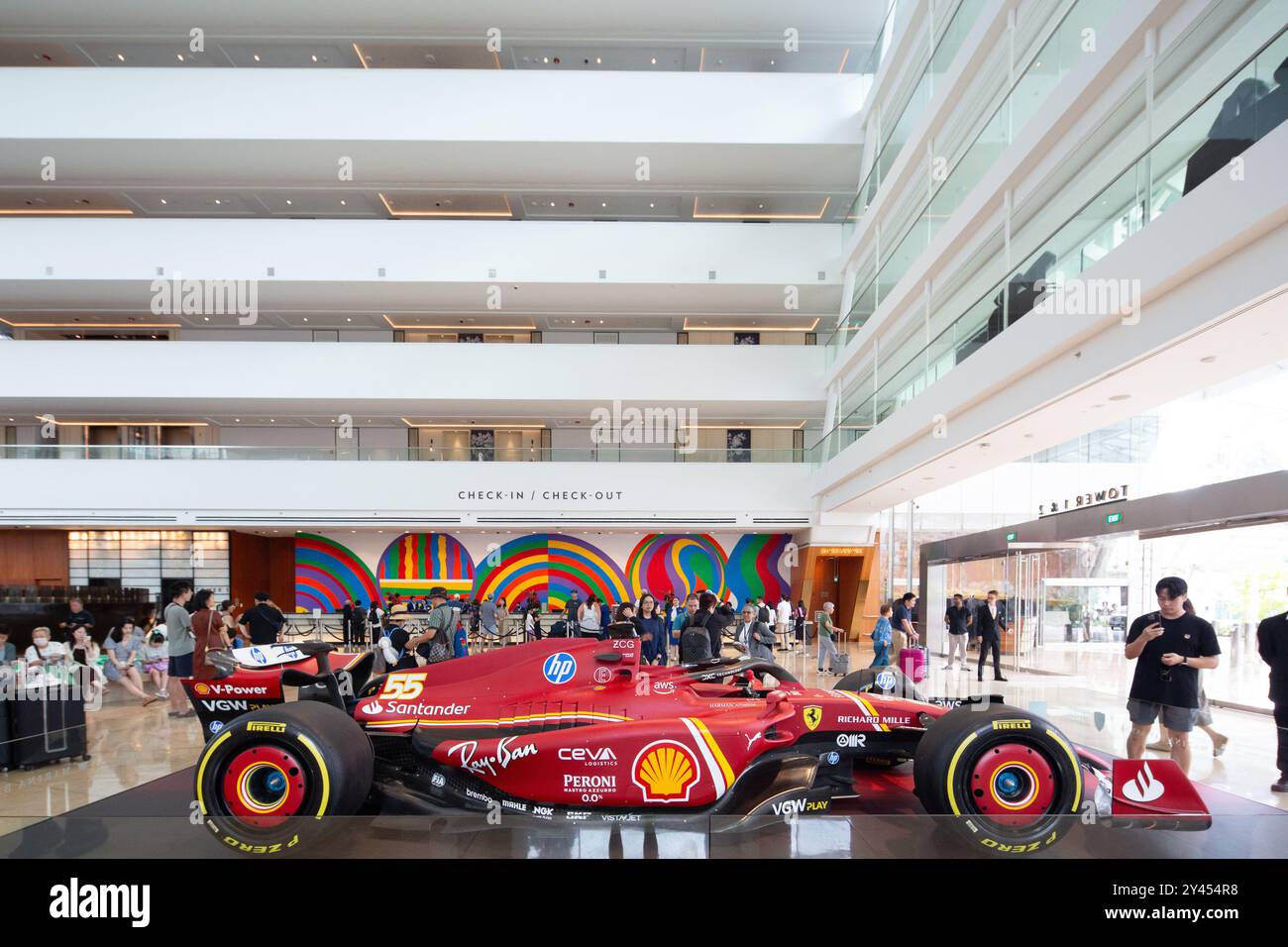 16 septembre 2024. Scuderia Ferrari formule 1 réel modèle de voiture de sport SF-24 exposé au hobby de l'hôtel Marina Bay Sands. Singapour. Banque D'Images