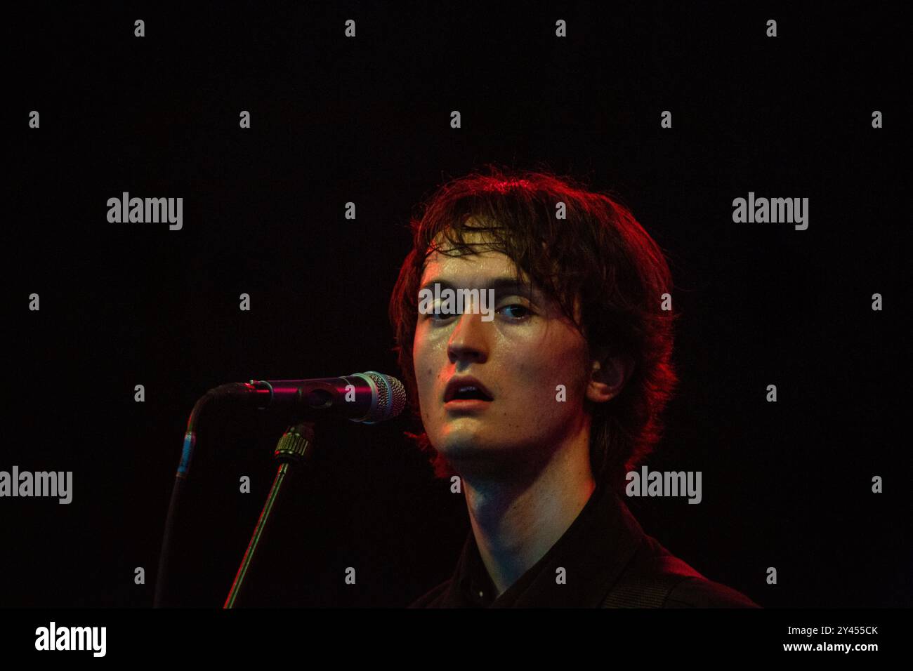 SHOULD, CONCERT, GREEN MAN FESTIVAL 2014 : Tim Darcy du groupe Should jouant en live sur The Far Out Stage au Green Man Festival 2014 à Glanusk Park, Brecon, pays de Galles, août 2014. Photo : Rob Watkins. INFO : Rought était un groupe post-punk canadien connu pour ses guitares angulaires, ses rythmes pointus et ses paroles politiquement chargées. Mêlant énergie punk et expérimentation art-rock, leur musique explorait les thèmes de l'aliénation, de l'identité et des troubles sociaux, créant ainsi un environnement brut, dynamique, et un son stimulant. Banque D'Images